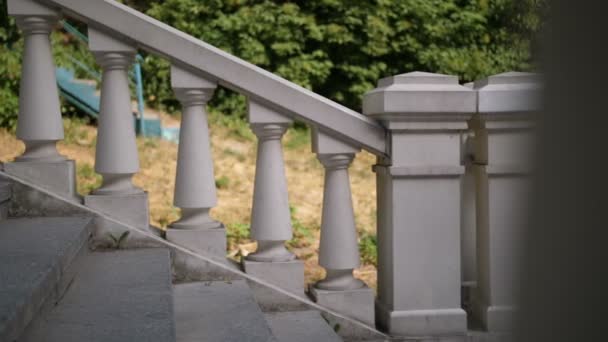 Крупным планом женские ноги бегут вверх по лестнице — стоковое видео
