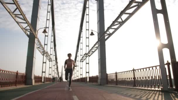 Läuferin bleibt stehen und atmet auf — Stockvideo