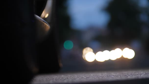 Piernas con tacones altos saliendo del coche por la noche — Vídeo de stock