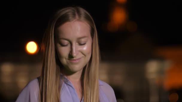 Retrato de primer plano de la mujer usando el teléfono celular por la noche — Vídeo de stock