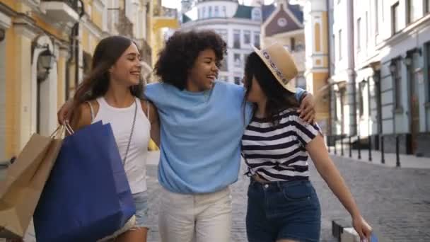 Les amis adolescents faisant du shopping pendant la saison de vente — Video