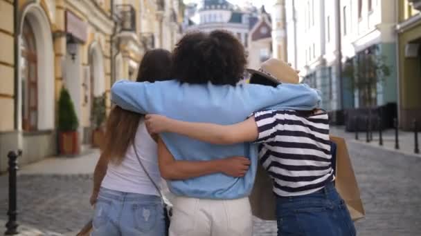 Многорасовые девушки обнимаются во время шоппинга — стоковое видео