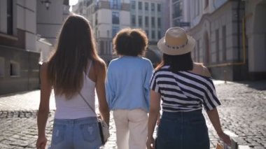 Kağıt poşet omzuna koyarak kadın arkadan görünüm