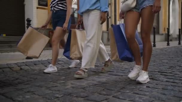 Piernas de amigas caminando con bolsas de compras — Vídeos de Stock