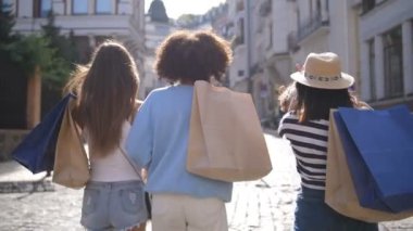 Çok uluslu müşteri kızlar kameraya gülümseyen