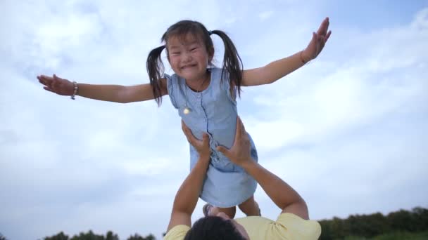 Father playing with his daughter lifting her up — Stock Video