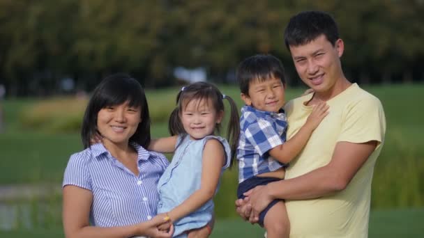 Feliz asiático família acenando mãos juntos ao ar livre — Vídeo de Stock