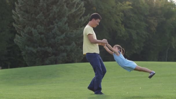 Güzel kızıyla oynayan sevgi dolu Asya Baba — Stok video
