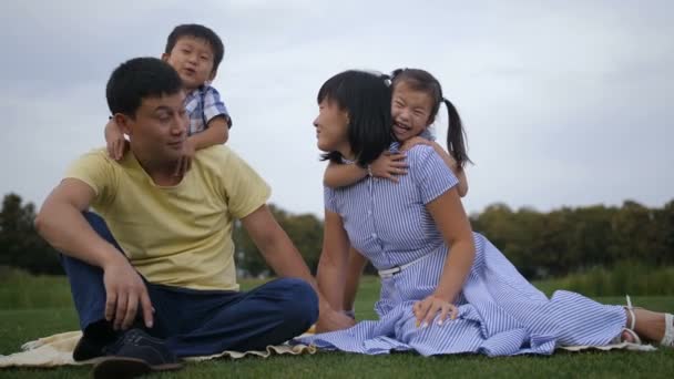 Kardeşler Park'ta rahatlatıcı sevimli Asya Aile — Stok video