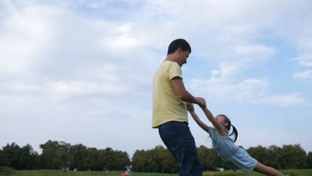 Счастливый азиатский отец кружит в кругу своей дочери — стоковое видео