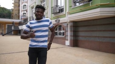 Şık Afrikalı-Amerikalı adam şehirde sokak dans
