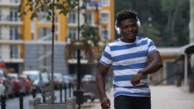 Afrika kökenli Amerikalı adam afrobeat zevk kulaklık