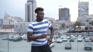 Yakışıklı afro Amerikalı adam şehirde sokak dans