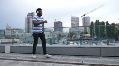 Funky dansçı moonwalk şehir sokak dans