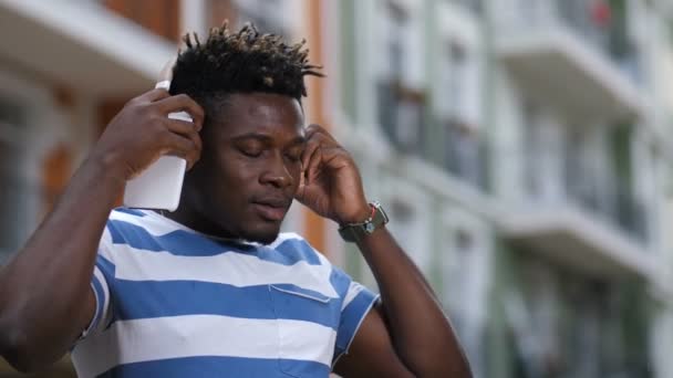 Hipster adam cep telefonu müzik seçimi kulaklık — Stok video