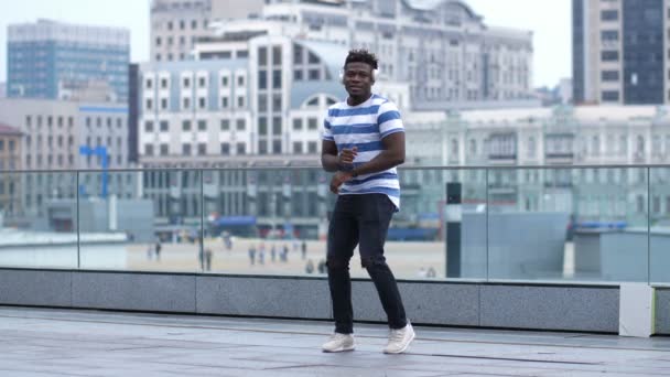 Ativo preto masculino dança estilo afrobeat na cidade — Vídeo de Stock