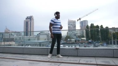 Trendy Afrikalı-Amerikalı adam açık havada dans