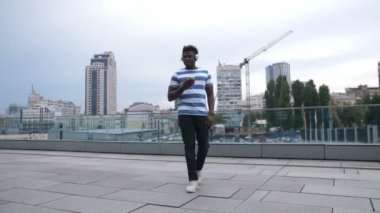 Afrika kökenli Amerikalı adam cep telefonu müzik seçimi