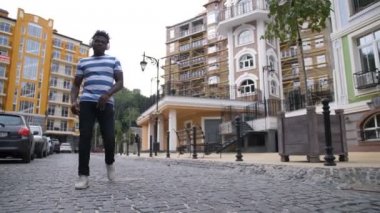 Afrohouse dans neşeli Afro-Amerikan hipster