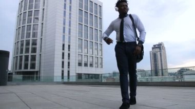 Şarkı söyleme büyük sonra dans girişimci
