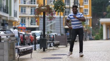 Afrika kökenli Amerikalı adam Afrobeat dansında taşıma
