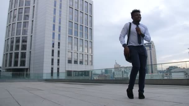 Ontspannen vreugdevolle zakenman in afrohouse dans — Stockvideo