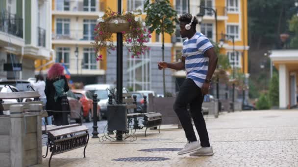 Groovy muž provádějící afrohouse tanec na ulici — Stock video
