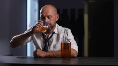 Viski içme depresif yetişkin iş adamı