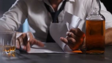 Hayal kırıklığına uğramış işadamı faturaları ve mali gözden geçirme