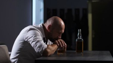 Yalnız yetişkin adam evde viski içme depresif