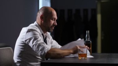 İflas iş adamı evde sinir krizi var