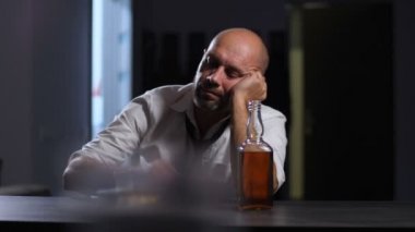 Alkol kötüye kullanımı evde iflas girişimci