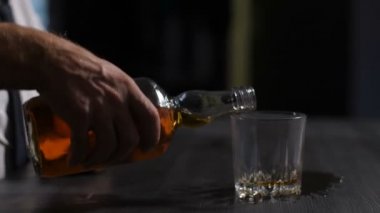 Erkek el cam alkol içecek ile dolumu