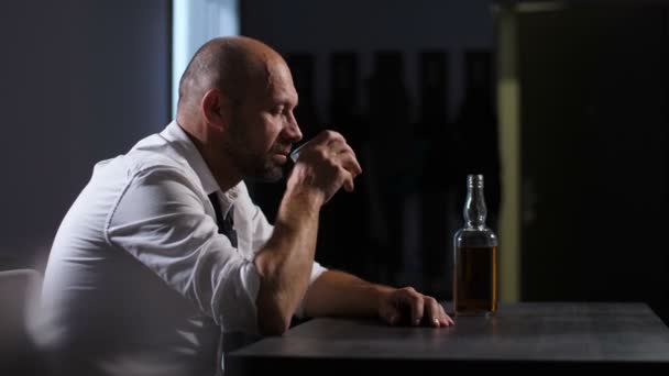 Hombre alcohólico desperdiciado bebiendo whisky en casa — Vídeo de stock