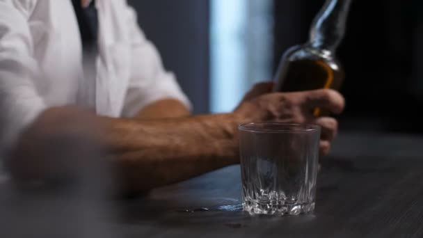 Hombre borracho que sufre de alcoholismo bebiendo whisky — Vídeos de Stock