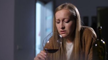 Sarhoş kadın hayatı boyunca alkol kötüye kullanımı