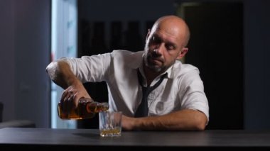 Umutsuzluk içinde içme krizi sırasında çalışanın işten