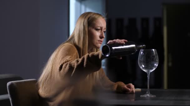 Llorando mujer solitaria en depresión bebiendo vino — Vídeos de Stock