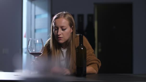 Mujer borracha desperdiciada en auto-compasión bebiendo sola — Vídeos de Stock