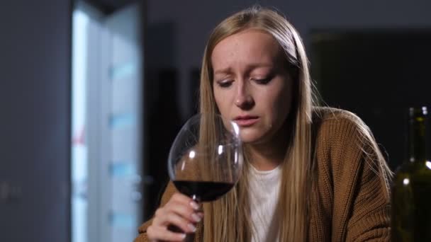 Mujer abandonada llorando bebiendo alcohol en casa — Vídeos de Stock