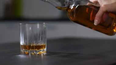 Kadın mesleği dökme alkol cam içine el.