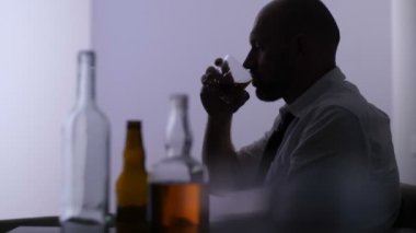 Tam teşekküllü alkolik yalnız evde içmek