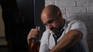 Alkol bağımlısı ortak kapalı bırakarak kadın