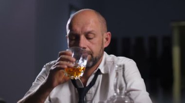 Yorgun işadamı releiving stres alkol ile