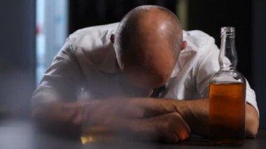 Alkol kötüye kullanımı umutsuzluk içinde oturan işadamı
