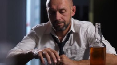 Dalgın yetişkin adam orta yaş krizi tek başına evde