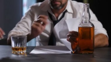 Orta yaş krizi endişeli erkekte teselli kadın