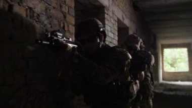 Anti-terör polis taktik çalışmaları sırasında