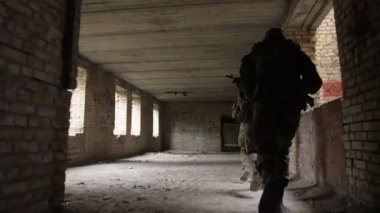 Bölgeyi araştıran kamuflaj askerler