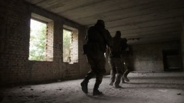 Askerlerin düşman tarafından yakalanan bina fırtınası